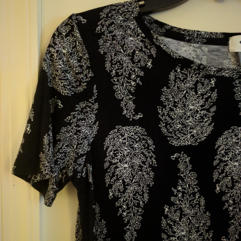 *5 for $20* Old Navy paisley tee - Picture 3 of 4